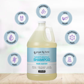 Shampooing hydratant Ginger Lily Farms dans un environnement de salle de bain