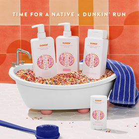 Shampooing Native Fraise Givrée avec des fraises fraîches en arrière-plan