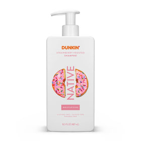 Shampooing Native Fraise Givrée dans une salle de bain élégante