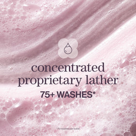 Shampooing Pureology Pure Volume à côté d'accessoires de beauté