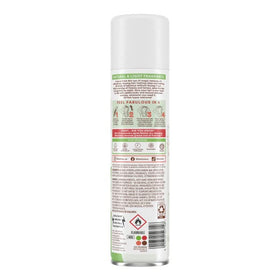 Shampooing sec Batiste Bare sur une coiffeuse avec accessoires
