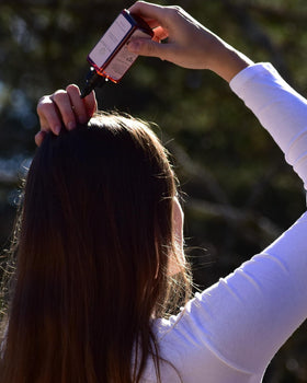 Shampooing Sec Poudré Hair Dance avec en arrière-plan un paysage de camping