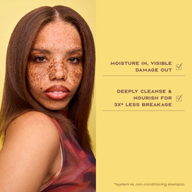 Shampooing Shea Moisture avec des accessoires de soins capillaires