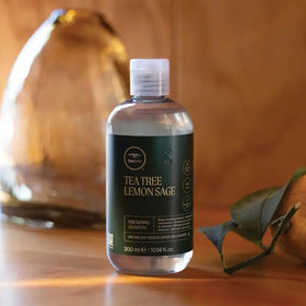 Shampooing Tea Tree placé sur une salle de bain moderne