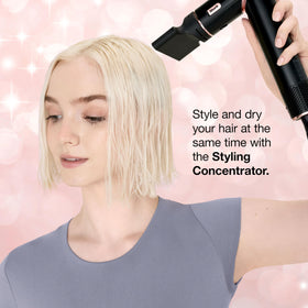 Shark FlexStyle posé sur une coiffeuse avec des accessoires