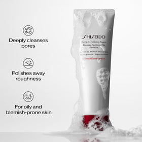 Shiseido Deep Cleansing Foam sur un fond blanc