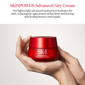 SK-II Crème Visage Airy texture légère sur la main