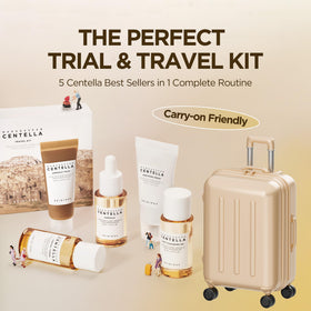 SKIN1004 Centella Travel Kit avec tonique et sérum sur fond naturel