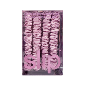 SLIP scrunchies en soie exposés sur un fond pastel