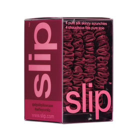SLIP scrunchies en soie maroon sur une table de coiffeuse