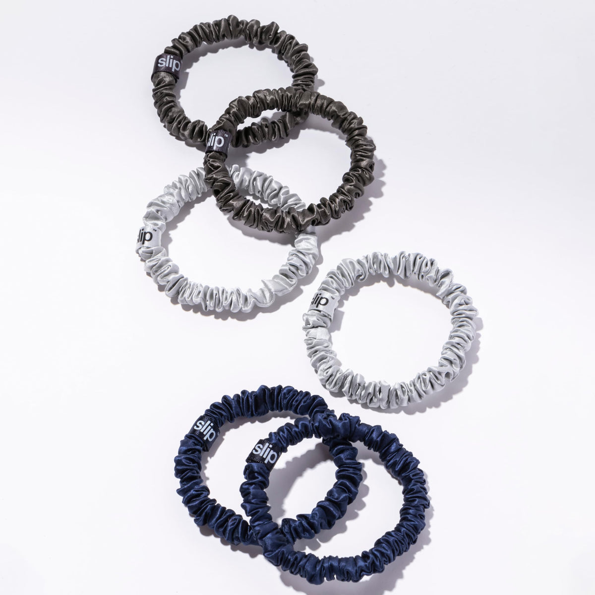 SLIP Scrunchies en Soie Midnight, mise en scène sur un fond neutre
