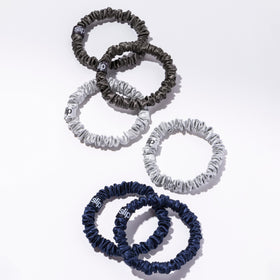 SLIP Scrunchies en Soie Midnight, mise en scène sur un fond neutre