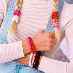 SLIP scrunchy camélia en soie pure, vue de dos