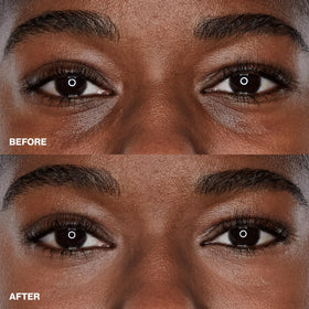 Smashbox Correcteur Éclaircissant Sous les Yeux 50g texture crémeuse sur le doigt