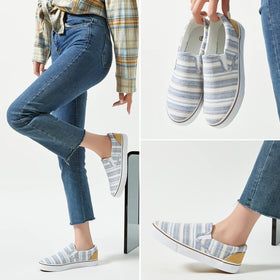 Sneakers bleues en toile sur fond neutre
