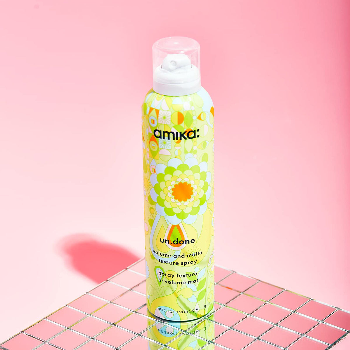 Spray Amika à côté d'autres produits de coiffage