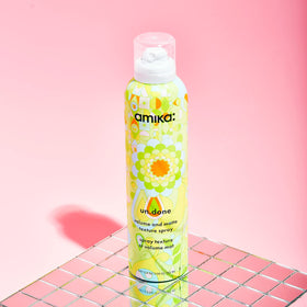 Spray Amika à côté d'autres produits de coiffage