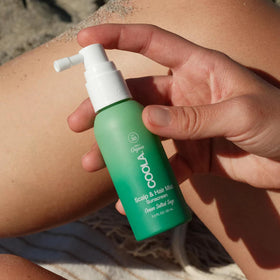 Spray solaire COOLA, arrière du flacon avec ingrédients