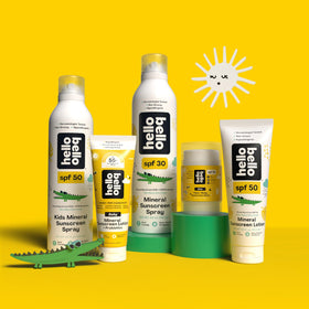 Spray solaire Hello Bello à côté de jouets de plage