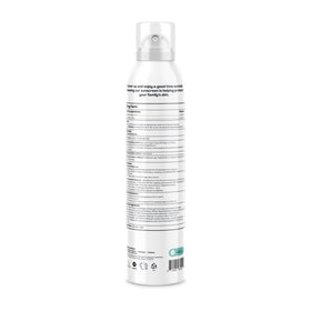 Spray solaire Hello Bello avec un fond naturel et ensoleillé