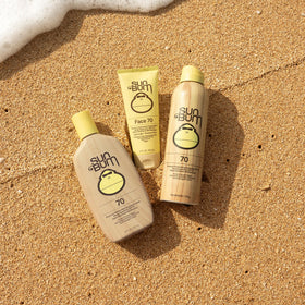 Spray solaire Sun Bum en utilisation sur la plage