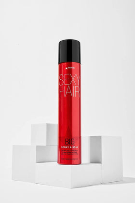 Spray & Stay de SexyHair 320g sur des cheveux brillants