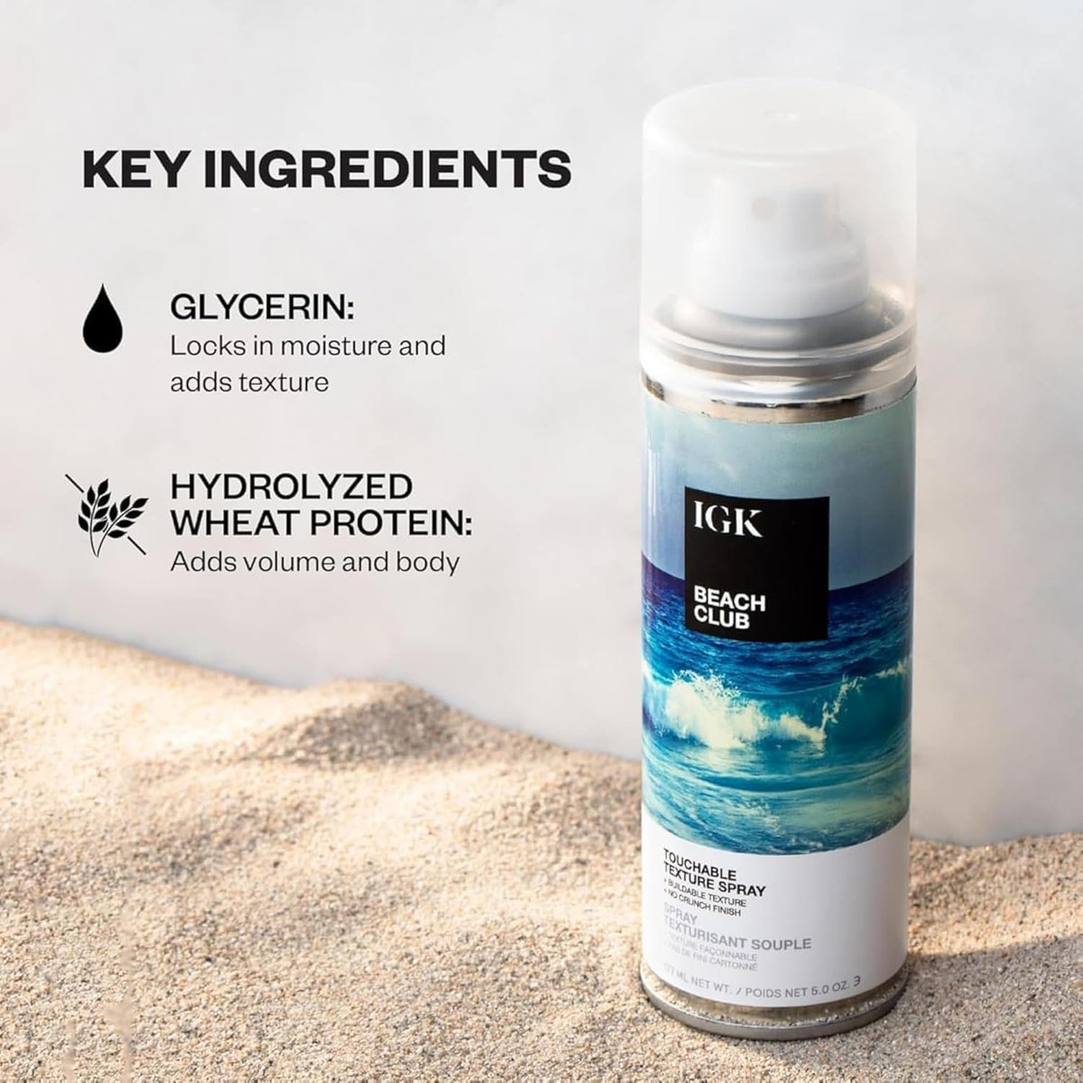 Spray texturisant IGK Beach Club au soleil sur une plage