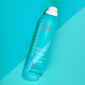 Spray Texturisant Sec Moroccanoil dans un cadre de salon de coiffure
