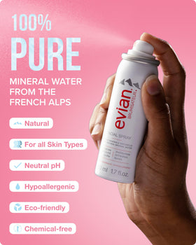 Spray visage Évian sur une coiffeuse