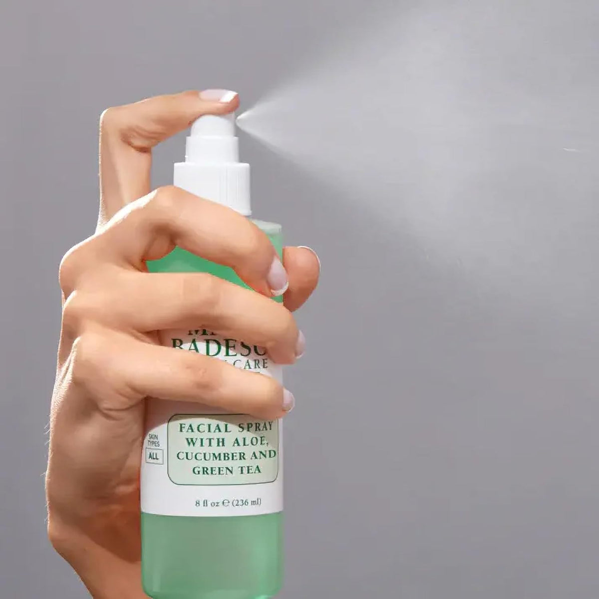 Spray visage Mario Badescu sur une table de maquillage