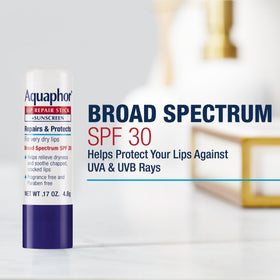 Stick à lèvres Aquaphor avec SPF 30 en gros plan