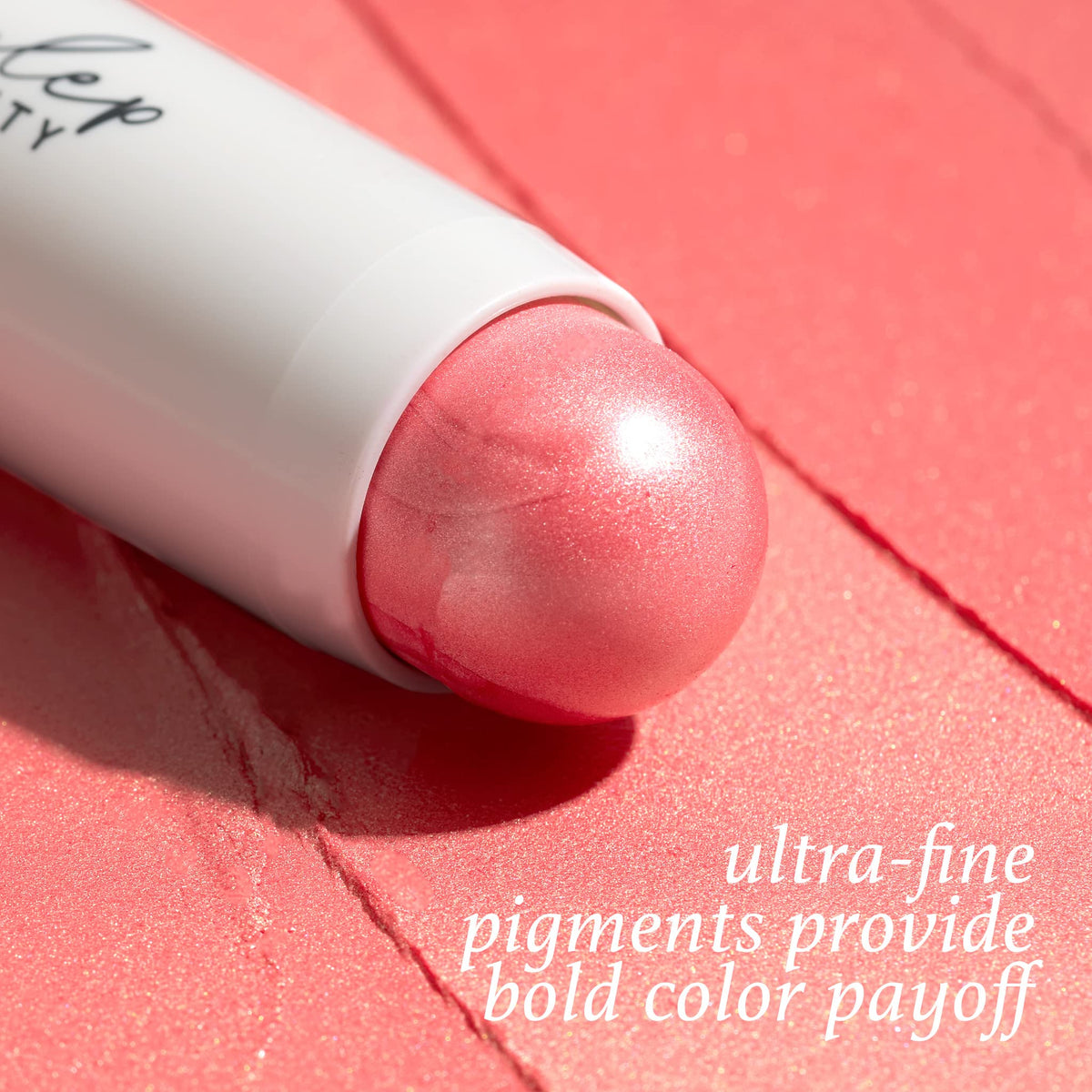 Stick blush Julep Golden Guava sur un fond neutre