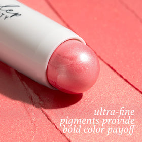 Stick blush Julep Golden Guava sur un fond neutre