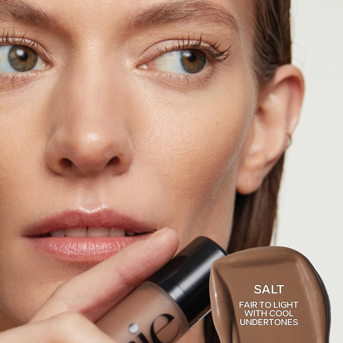 Stick bronzant liquide Saie Dew Bronze en gros plan sur la texture