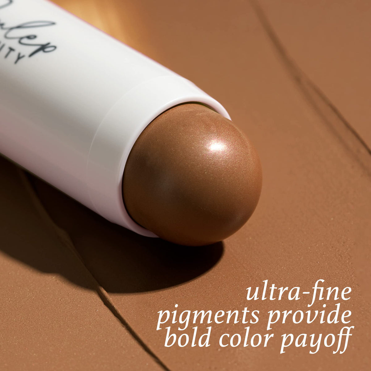 Stick bronzer Julep utilisé sur le visage d'une modèle