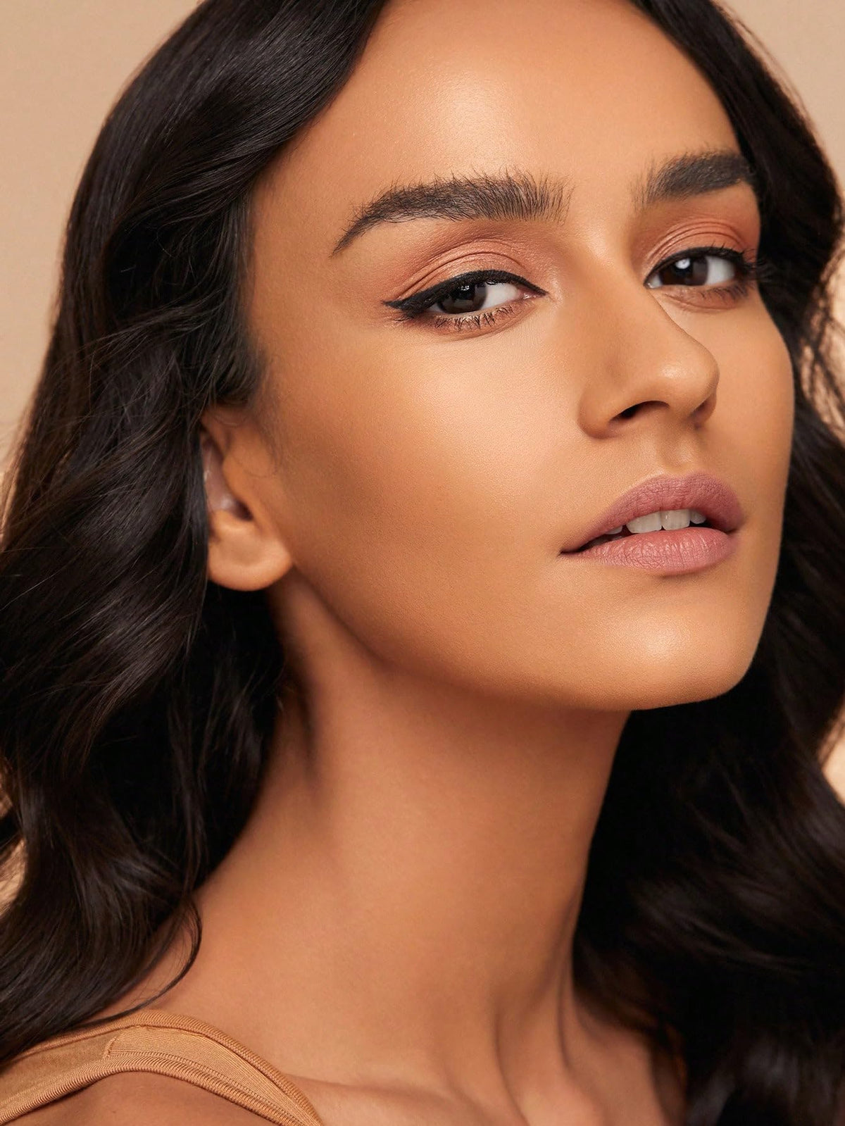 Stick Contour Liquide SHEGLAM Sun Sculpt embelli sur une table