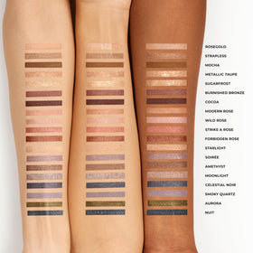 Stick d'ombre à paupières Laura Mercier Cocoa dans une trousse de maquillage