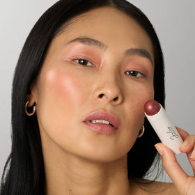 Stick de blush Julep Rose Désert sur un fond neutre