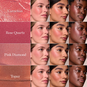 Stick de blush Ogee en main, prêt à l'emploi