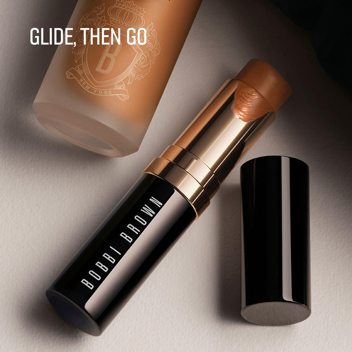 Stick Fond de Teint Crème Bobbi Brown avec autres produits de beauté