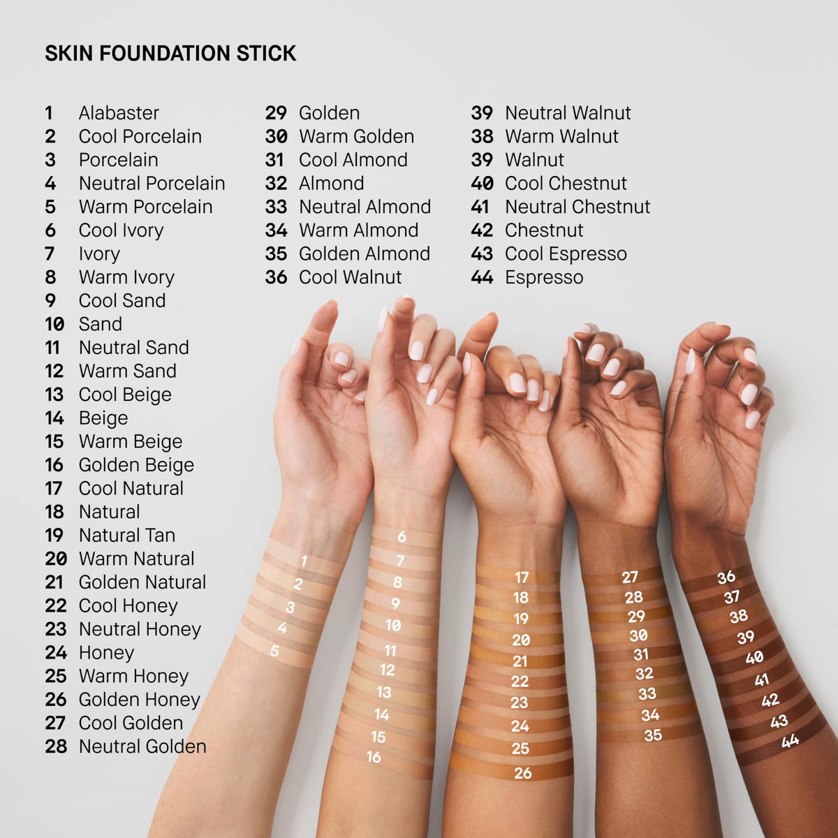 Stick Fond de Teint Crème Bobbi Brown en main pour démonstration