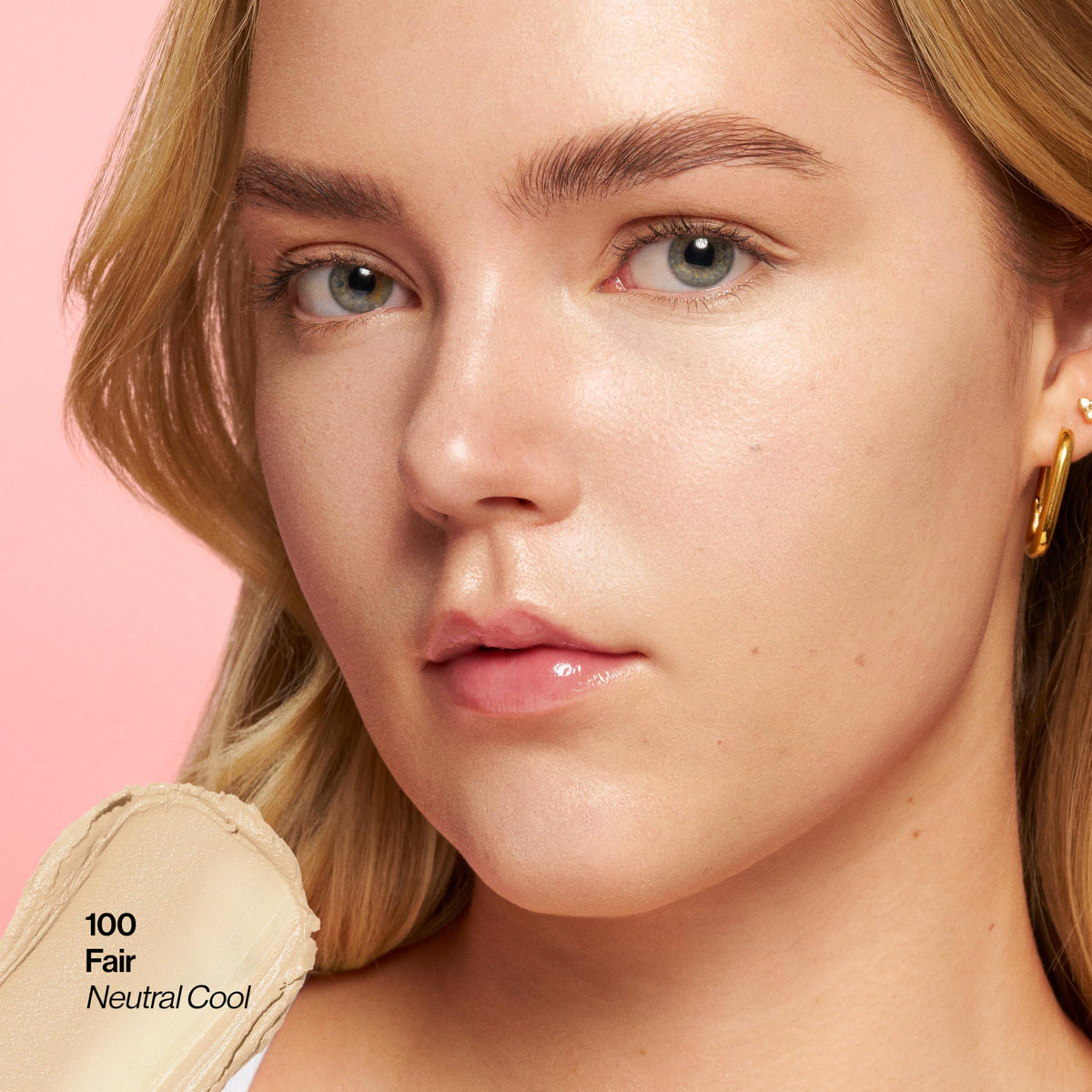 Stick Hydratant Tanné Glimmer REVLON en application sur la peau