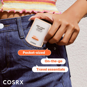 Stick solaire COSRX sur une table avec des accessoires de beauté