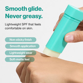 Stick solaire OBgE Pore Zero SPF 50 avec une main l'appliquant