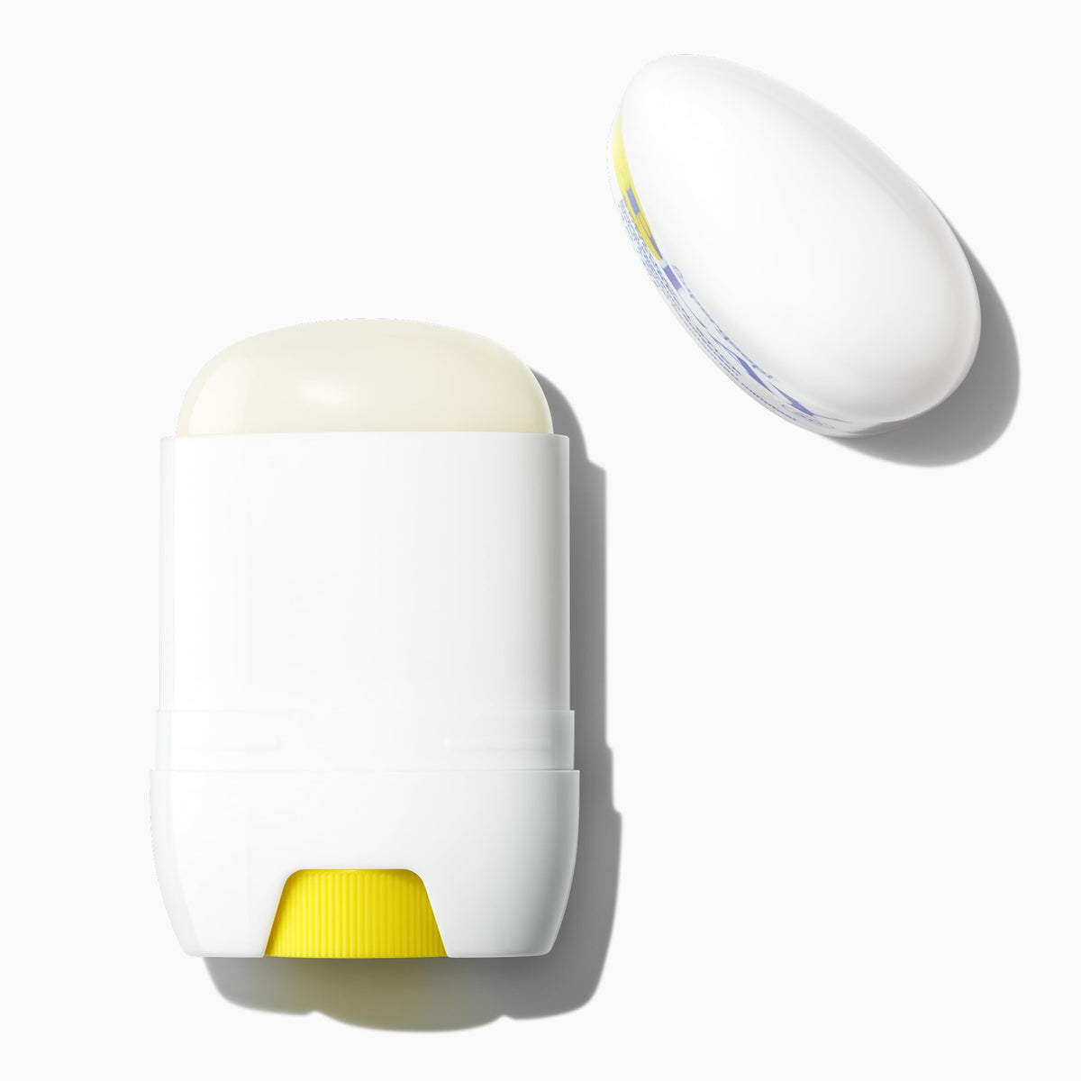 Stick solaire Supergoop! avec capuchon retiré