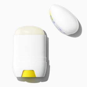 Stick solaire Supergoop! avec capuchon retiré