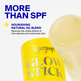 Stick solaire Supergoop! Glow Stick SPF 50 en application sur le visage