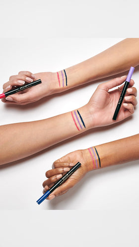 stila eyeliner Cosmic Pink sur un fond neutre