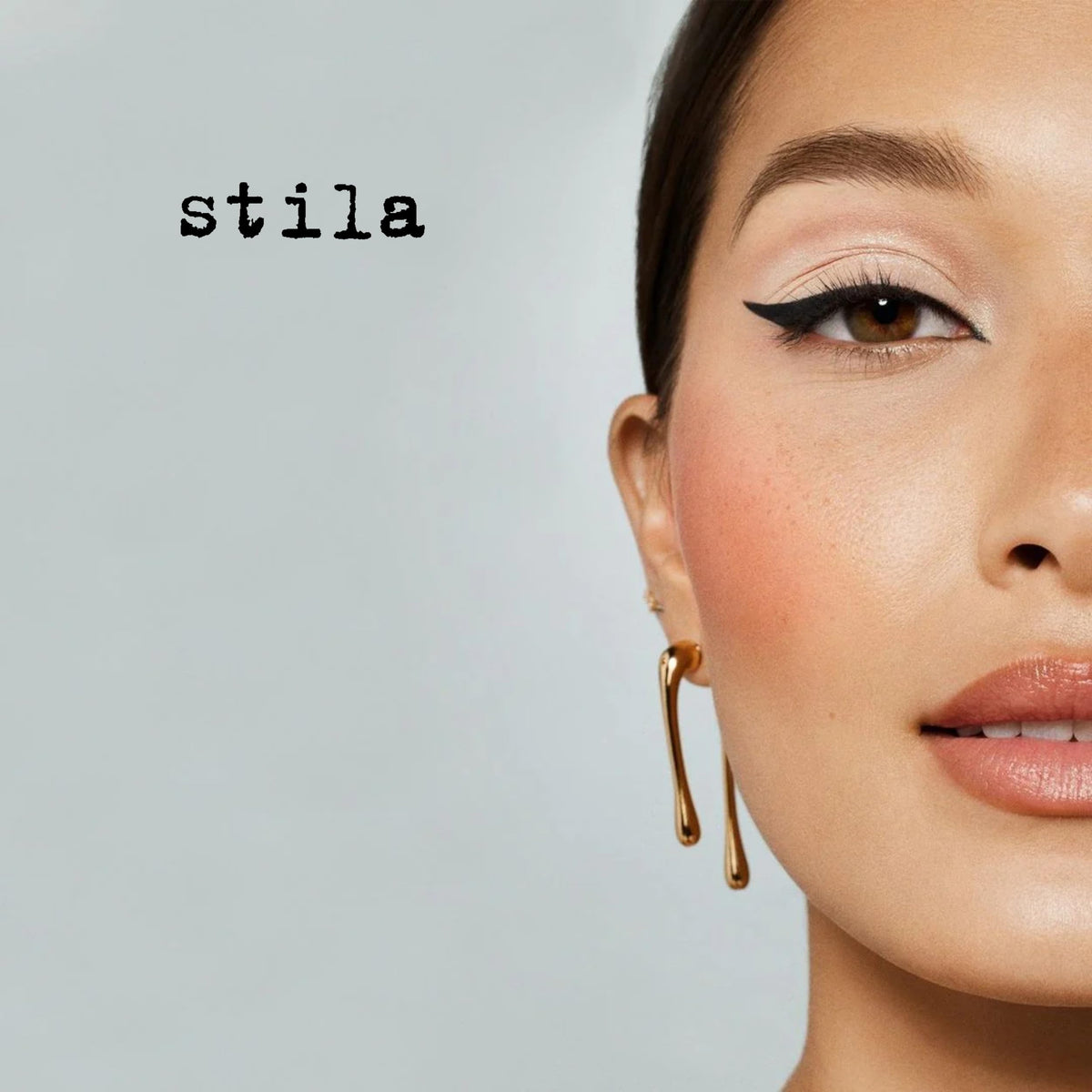 stila Eyeliner Liquide avec bouchon ouvert