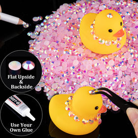 Strass en résine rose AB utilisés sur un design de nail art